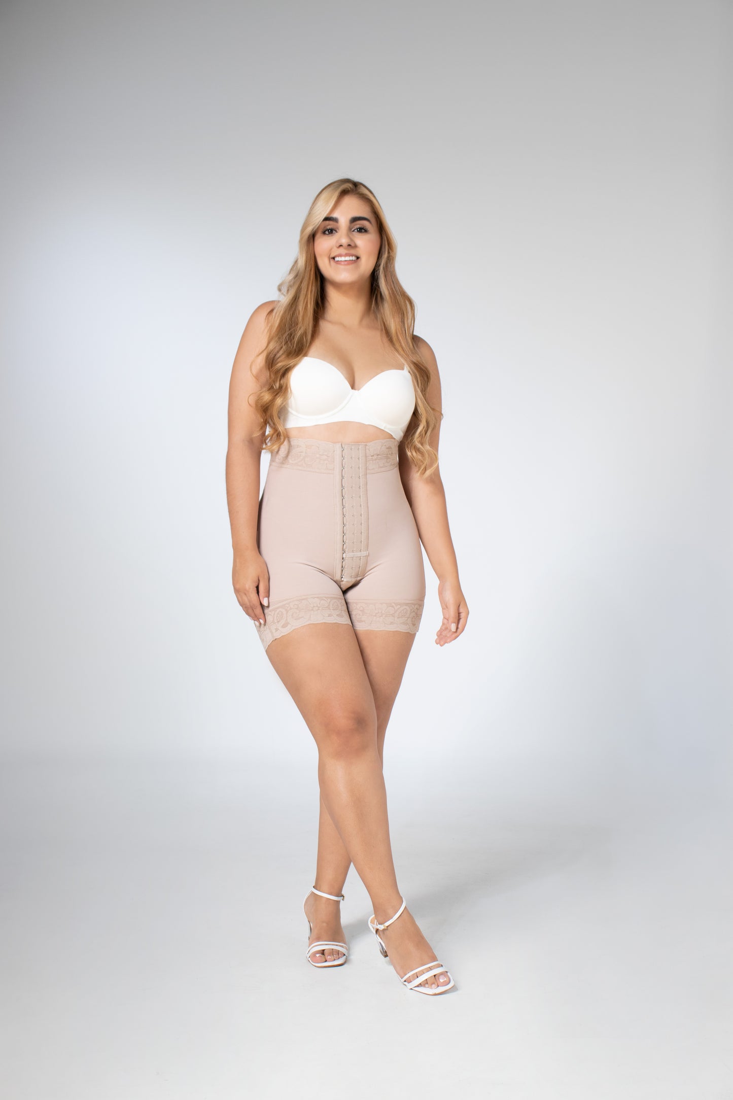 Short taille haute extra court, effet liftant, réf. 024656